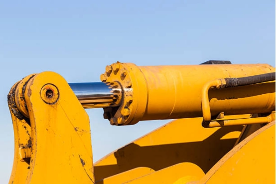 Hydraulic cylinder on earthworks machine