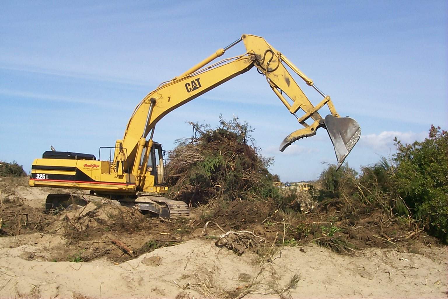 excavator-boom-cylinders-raised-empty-bucket