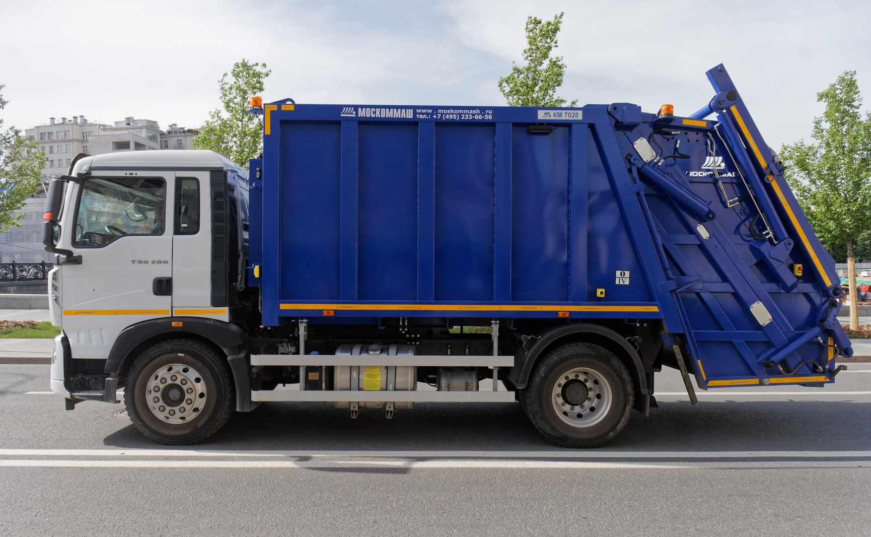 rear-loading-waste-compactor-truck